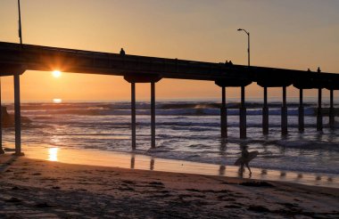 Günbatımı okyanus plaj Pier yakınındaki San Diego, Kaliforniya üzerinde.