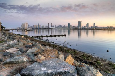 San Diego, Kaliforniya Coronado Adası üzerinden üzerinde güneşin doğuşunu.
