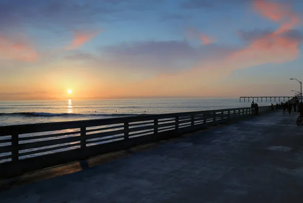 サンディエゴ カリフォルニアの近く海ビーチ ピアに沈む夕日 — ストック写真