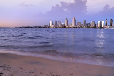 San Diego Körfezi Coronado Adası karşısında San Diego manzarası üzerinden günbatımı.