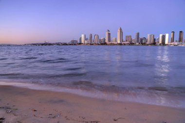 San Diego Körfezi Coronado Adası karşısında San Diego manzarası üzerinden günbatımı.