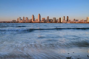 San Diego Körfezi Coronado Adası karşısında San Diego manzarası üzerinden günbatımı.