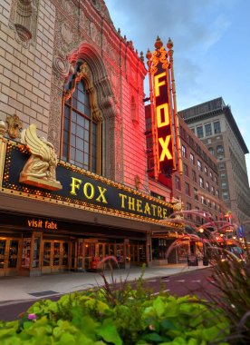 St. Louis, Missouri, ABD - 11 Ağustos 2014 - muhteşem Fox tiyatro midtown St Louis Grand Center sanat bölgesinde Grand Bulvarı'nda.