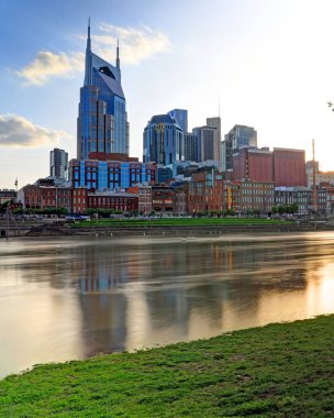 Nashville, Tennessee, ABD Cumberland Nehri üzerinde şehir merkezi silueti.