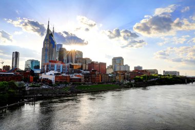 Nashville, Tennessee, ABD Cumberland Nehri üzerinde şehir merkezi silueti.