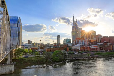 Nashville, Tennessee, ABD şehir şehir manzarası Cumberland Nehri üzerinde.