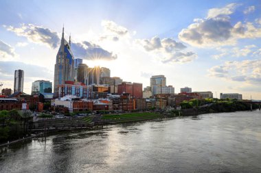 Nashville, Tennessee, Amerika Birleşik Devletleri - 27 Nisan 2018: Downtown Nashville, Tennessee, Music City, alacakaranlıkta Cumberland Nehri üzerinden görüldü.