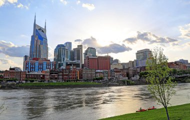 Nashville, Tennessee, Amerika Birleşik Devletleri - 27 Nisan 2018: Downtown Nashville, Tennessee, Music City, alacakaranlıkta Cumberland Nehri üzerinden görüldü.
