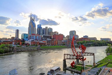 Nashville, Tennessee, Amerika Birleşik Devletleri - 27 Nisan 2018: Downtown Nashville, Tennessee, Music City, alacakaranlıkta Cumberland Nehri üzerinden görüldü.