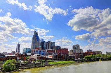 Nashville, Tennessee, Amerika Birleşik Devletleri - 27 Nisan 2018: Downtown Nashville, Tennessee, Music City, alacakaranlıkta Cumberland Nehri üzerinden görüldü.