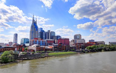 Nashville, Tennessee, Amerika Birleşik Devletleri - 27 Nisan 2018: Downtown Nashville, Tennessee, Music City, alacakaranlıkta Cumberland Nehri üzerinden görüldü.