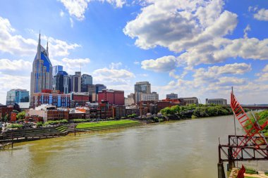 Nashville, Tennessee, Amerika Birleşik Devletleri - 27 Nisan 2018: Downtown Nashville, Tennessee, Music City, alacakaranlıkta Cumberland Nehri üzerinden görüldü.
