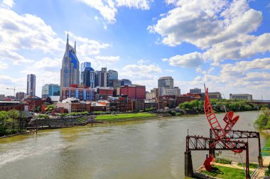 Nashville, Tennessee, Amerika Birleşik Devletleri - 27 Nisan 2018: Downtown Nashville, Tennessee, Music City, alacakaranlıkta Cumberland Nehri üzerinden görüldü.