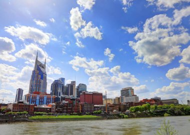 Nashville, Tennessee, Amerika Birleşik Devletleri - 27 Nisan 2018: Downtown Nashville, Tennessee, Music City, alacakaranlıkta Cumberland Nehri üzerinden görüldü.
