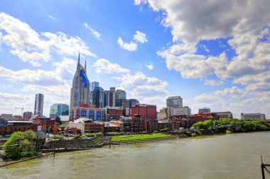 Nashville, Tennessee, Amerika Birleşik Devletleri - 27 Nisan 2018: Downtown Nashville, Tennessee, Music City, alacakaranlıkta Cumberland Nehri üzerinden görüldü.