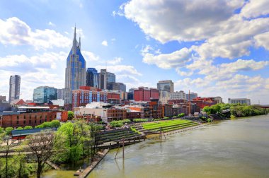Nashville, Tennessee, Amerika Birleşik Devletleri - 27 Nisan 2018: Downtown Nashville, Tennessee, Music City, alacakaranlıkta Cumberland Nehri üzerinden görüldü.