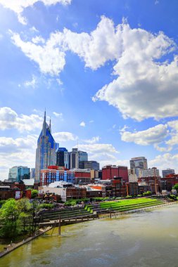 Nashville, Tennessee, Amerika Birleşik Devletleri - 27 Nisan 2018: Downtown Nashville, Tennessee, Music City, alacakaranlıkta Cumberland Nehri üzerinden görüldü.