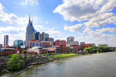 Nashville, Tennessee, Amerika Birleşik Devletleri - 27 Nisan 2018: Downtown Nashville, Tennessee, Music City, alacakaranlıkta Cumberland Nehri üzerinden görüldü.