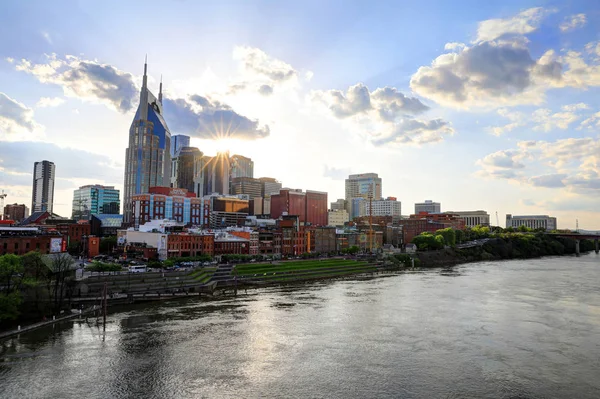 Nashville, Tennessee, Amerika Birleşik Devletleri - 27 Nisan 2018: Downtown Nashville, Tennessee, Music City, alacakaranlıkta Cumberland Nehri üzerinden görüldü.