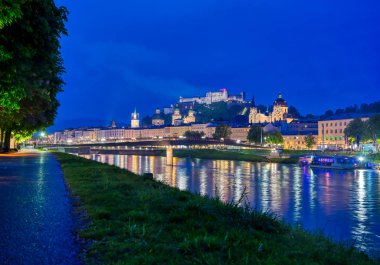 Salzburg, Avusturya 'nın Salzach Nehri' ndeki manzarası..