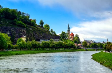 Salzach Nehri boyunca Avusturya 'nın Salzburg kentinin manzarası.