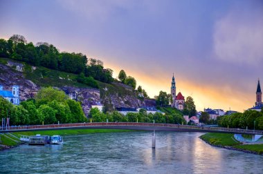 Salzach Nehri boyunca Avusturya 'nın Salzburg kentinin manzarası.