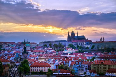 Prag, Çek Cumhuriyeti'nde Vltava Nehri'nin karşısındaki Prag Kalesi manzarası.