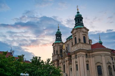 St. Nicholas Kilisesi ve Prag sokakları, Çek Cumhuriyeti.
