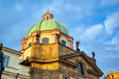 Prag, Çek Cumhuriyeti'nde Vltava Nehri boyunca çatılar.