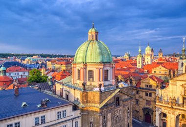 Prag, Çek Cumhuriyeti'nde Vltava Nehri boyunca çatılar.
