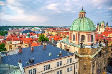 Prag, Çek Cumhuriyeti'nde Vltava Nehri boyunca çatılar.