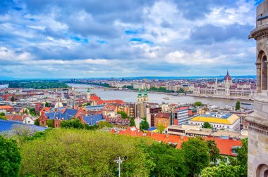 Budapeşte, Macaristan Balıkçı Kalesi 'nden Tuna Nehri boyunca bir manzara.