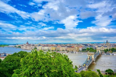 Budapeşte, Macaristan Balıkçı Kalesi 'nden Tuna Nehri boyunca bir manzara.