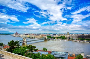 Budapeşte, Macaristan Balıkçı Kalesi 'nden Tuna Nehri boyunca bir manzara.