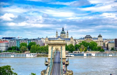 Macaristan 'ın Budapeşte kentindeki Tuna Nehri' nin karşısındaki zincir köprü..