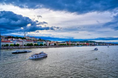 Budapeşte 'nin Buda yakası, Macaristan Tuna Nehri boyunca.