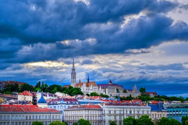 Budapeşte 'nin Buda yakası, Macaristan Tuna Nehri boyunca.