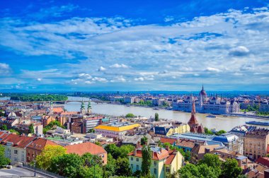 Budapeşte, Macaristan Balıkçı Kalesi 'nden Tuna Nehri boyunca bir manzara.