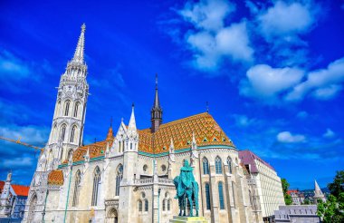 Budapeşte, Macaristan 'da bulunan ve daha çok Matthias Kilisesi olarak bilinen Buda Kalesi' nin Varsayımı Kilisesi..