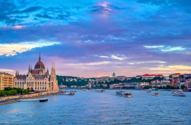 Macaristan 'ın Budapeşte' deki Tuna Nehri üzerindeki Macar Parlamento Binası gün batımında.