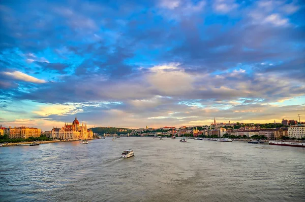 匈牙利议会大楼位于匈牙利布达佩斯多瑙河畔 日落时分 — 图库照片