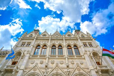 Macaristan 'ın Budapeşte' deki Tuna Nehri üzerindeki Macar Parlamento Binası gün batımında.