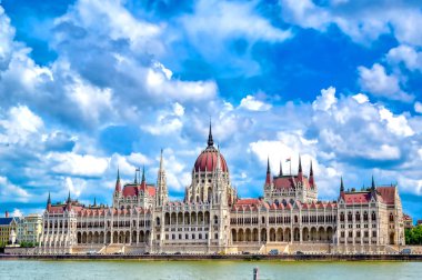 Macaristan 'ın Budapeşte' deki Tuna Nehri üzerindeki Macar Parlamento Binası gün batımında.