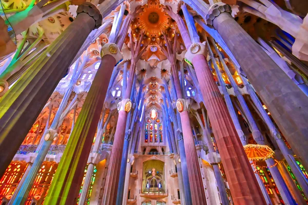 Barcelona, İspanya - 15 Haziran 2019 - 1882 'de inşaata başlayan Sagrada Familia' nın ana kilisesinin içi.