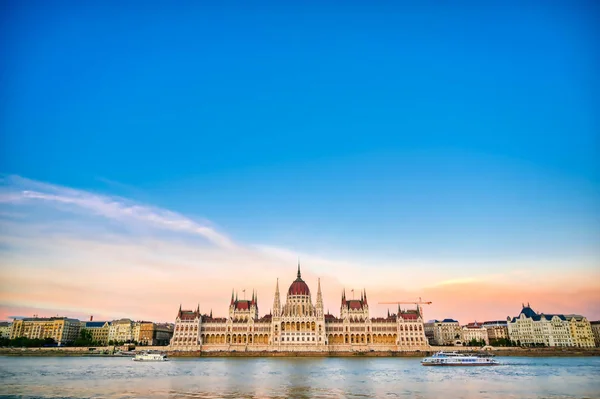 匈牙利议会大楼位于匈牙利布达佩斯多瑙河畔 日落时分 — 图库照片