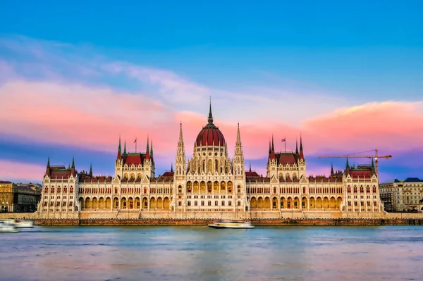 Magyar Parlament Épülete Duna Partján Budapesten Naplementekor — Stock Fotó
