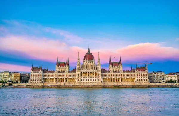 Magyar Parlament Épülete Duna Partján Budapesten Naplementekor — Stock Fotó