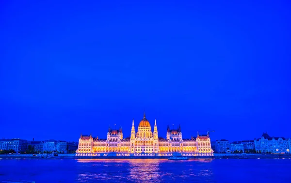 Hungarian Parliament Building Located Danube River Budapest Hungary Sunset — Stock Photo, Image