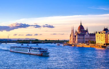 Macaristan 'ın Budapeşte' deki Tuna Nehri üzerindeki Macar Parlamento Binası gün batımında.