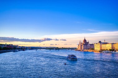 Macaristan 'ın Budapeşte' deki Tuna Nehri üzerindeki Macar Parlamento Binası gün batımında.